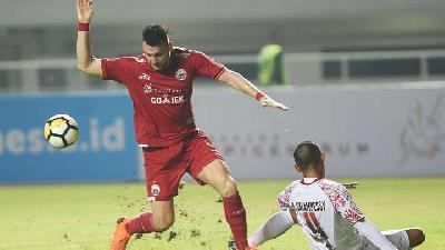 Liga 1: Sikut Louis Kabes, Marco Simic Dihukum 4 Pertandingan