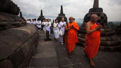 Biksu dan Umat Budha Lakukan Ritual Doa Pagi Waisak