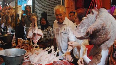 Aksi Menteri Enggartiasto Saat Sidak Pasar di Bandung