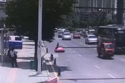 Polisi Cina Tilang Perempuan Pengendara Mobil Mainan di Jalanan