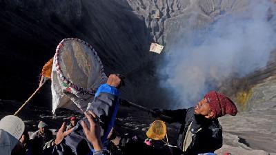 Upacara Yadnya Kasada, Suku Tengger Larung Sesaji ke Gunung Bromo