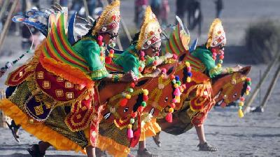 Penari di Eksotika Bromo Meriahkan Hari Raya Yadnya Kasada