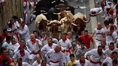 Ratusan Peserta Berlari Dikejar Banteng dalam Festival San Fermin