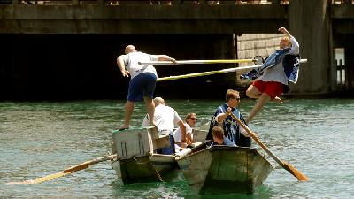 Keseruan Lomba Adu Tombak di Sungai di Swiss