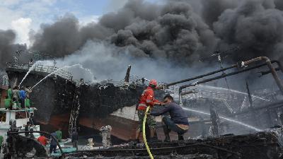 Puluhan Kapal Ikan Terbakar di Pelabuhan Benoa, Denpasar