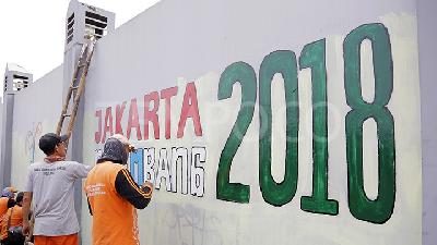 Petugas PPSU Buat Mural Asian Games 2018 di Kampung Rambutan