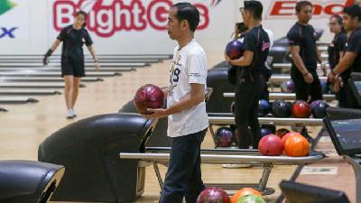 Gaya Jokowi Jajal Arena Boling Venue Asian Games 2018