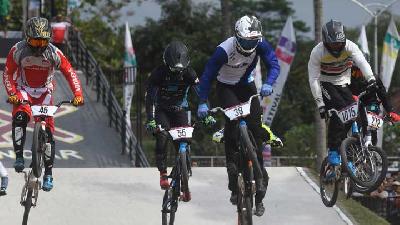 Aksi Atlet Sepeda pada Kejuaraan BMX Banyuwangi Internasional