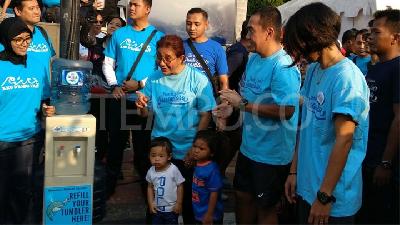 Susi Pudjiastuti Unggah Foto Bagi-bagi Ikan di Pesantren Jombang