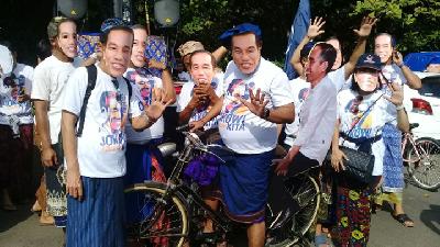Pendaftaran Pileg 2019, Caleg NasDem Bali Pakai Topeng Jokowi
