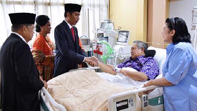 Jokowi dan Jusuf Kalla Jenguk SBY di RSPAD