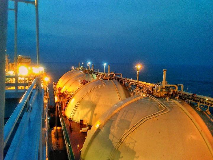 Indonesia to Host World's Ninth-Largest Floating LNG Facility, Says Energy Minister