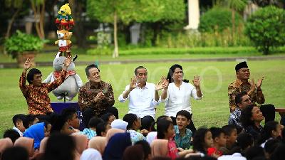Gaya Jokowi Berdendang dengan Anak-anak di Istana
