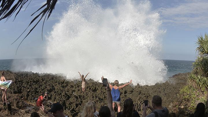 Bali's Waterblow Tourist Site Temporarily Closed Due to High Waves