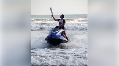 Hamish Daud Berselancar Bawa Obor Asian Games 2018 di Pantai Kuta