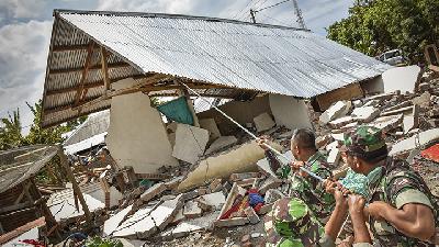 Gempa Lombok, Anggota TNI Bersihkan Puing-puing Rumah Warga