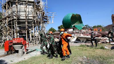 Bersihkan Reruntuhan, Satgas Gempa Lombok: Sepekan Harus Bersih