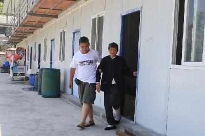 Tolak Panti Jompo, Pria Ini Bawa Ibunya ke Kantor Setiap Hari