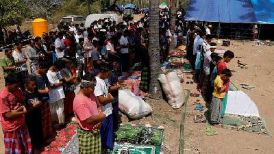 Suasana Solat Jumat Korban Gempa Lombok di Kamp Pengungsian