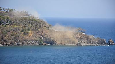 Gempa Lombok Akibatkan Tanah Longsor dan Jalan Retak