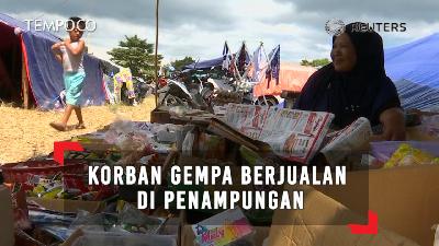 Korban Gempa Lombok Berjualan di Penampungan Seusai Tokonya Rusak