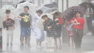 Super Typhoon Approaches Japan
