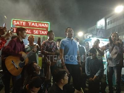 Nyanyi Bareng Pengamen di Senayan, Sandiaga Uno: Ini Uno Band