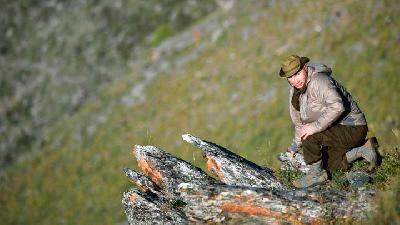 Gaya Vladimir Putin Saat Mendaki Gunung di Kawasan Tuva, Siberia