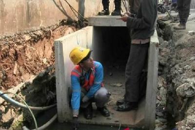 Petugas Pertamina Datangi Lokasi Pipa Gas Bocor di Fatmawati