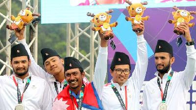 Keseruan Warga Ingin Ber foto dengan Atlet Paralayang Asian Games