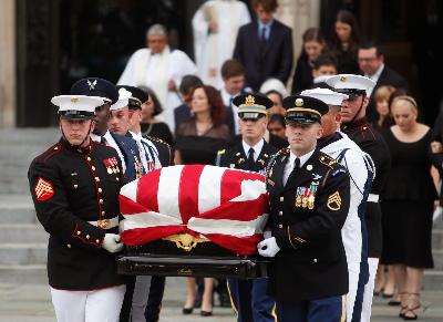 Mendiang John McCain Dimakamkan, Obama dan Bush Iringi Jenazah
