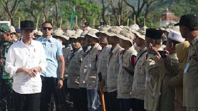 Jokowi ke Jawa Timur Bagikan Sertifikat dan Blusukan ke Pesantren