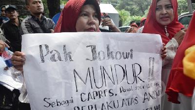 Barisan Emak-emak Militan Demo Tuntut Presiden Jokowi Mundur