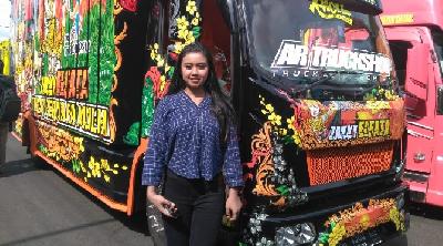 Ibu Muda Ini Setiap Hari Menerabas Hutan Sumatera Pakai Truk