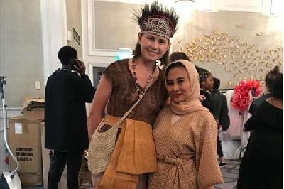 Kreasi Noken Papua di London Fashion Week 2019