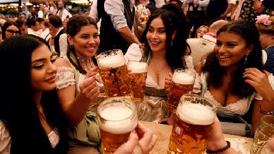 Deretan Wanita Cantik Hadiri Festival Bir Oktoberfest Ke-185