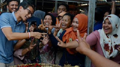 Blusukan ke Pasar, San   diaga Jadi Rebutan Emak-emak