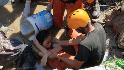 Tim SAR Temukan Korban Selamat Gempa Palu di Reruntuhan Perumnas