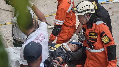 Dua Hari Terjebak Reruntuhan, Korban Selamat Gempa Palu Ditemukan