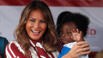 Kedekatan Melania Trump dengan Anak-anak Saat Kunjungi Ghana