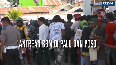 Warga Korban Gempa Palu Mengatre BBM yang Langka