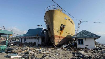 Kapal-kapal Terdampar Akibat Dahsyatnya Terjangan Tsunami Palu