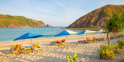 Menyepi di Pantai Mawun Lombok Tengah