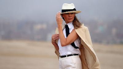 Melania Trump Bergaya Tomboi Saat Kunjungi Piramida Mesir
