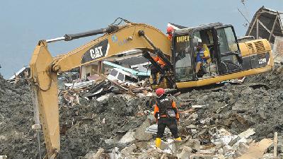 Cerita Sopir Eskavator Saat Evakuasi Jenazah Korban Gempa Palu