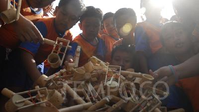 Siswa SD Sumbang 200 Mainan Otok-otok untuk Korban Gempa Palu