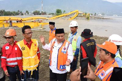 Tinjau Gempa Palu, Wagub Jabar Serahkan Bantuan