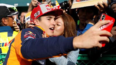Jelang Berlatih, Marc Marquez Dicium Para Penggemarnya