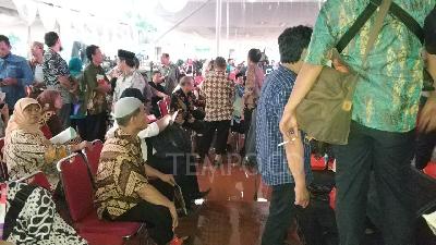 Hujan, Pembagian S ertifikat Tanah Jokowi dan Anies Kebanjiran