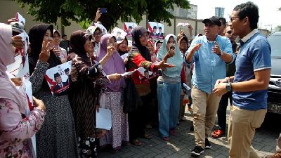 Kampanye di Tegal, Sandiaga Senam Dua Jari Bareng Emak-emak